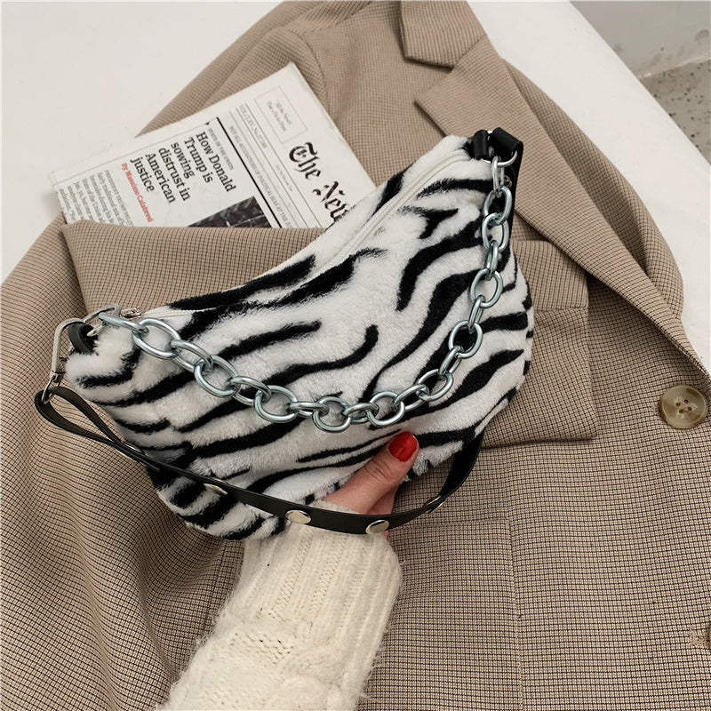 Bolso Animal Print de Peluche con Cadena – Estilo Salvaje y Único ✨