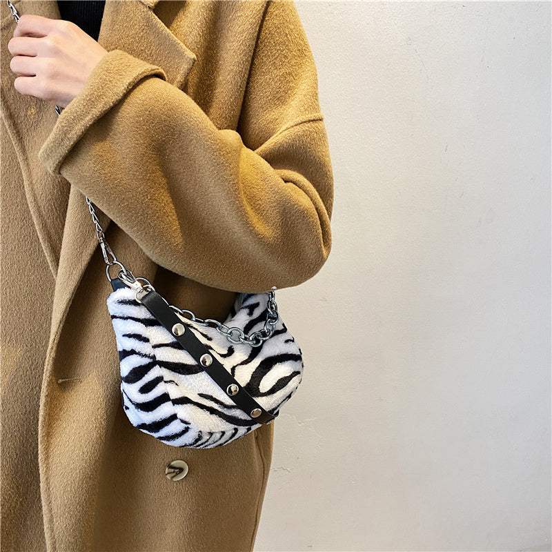Bolso Animal Print de Peluche con Cadena – Estilo Salvaje y Único ✨