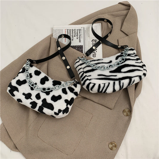Bolso Animal Print de Peluche con Cadena – Estilo Salvaje y Único ✨
