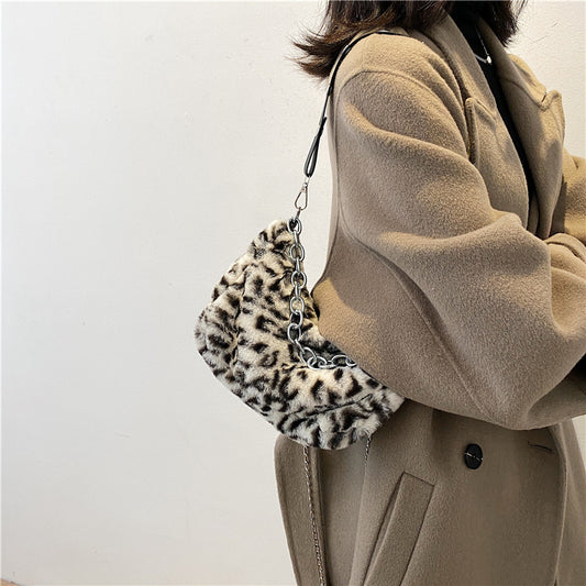 Bolso Animal Print de Peluche con Cadena – Estilo Salvaje y Único ✨