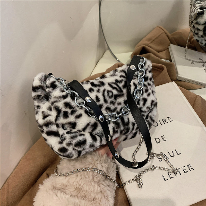 Bolso Animal Print de Peluche con Cadena – Estilo Salvaje y Único ✨