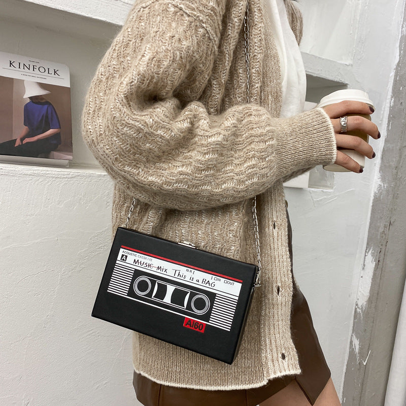 Cartera Box Tape Chain - Estilo Cassette Retro con Flow Urbano