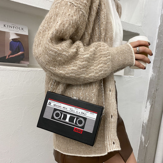Cartera Box Tape Chain - Estilo Cassette Retro con Flow Urbano